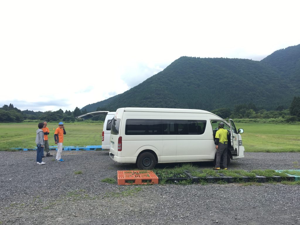 飛行地点まで連れて行ってくれる車