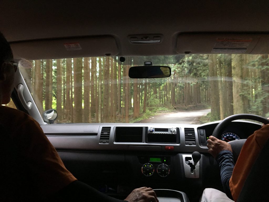 飛行地点までの車の車内