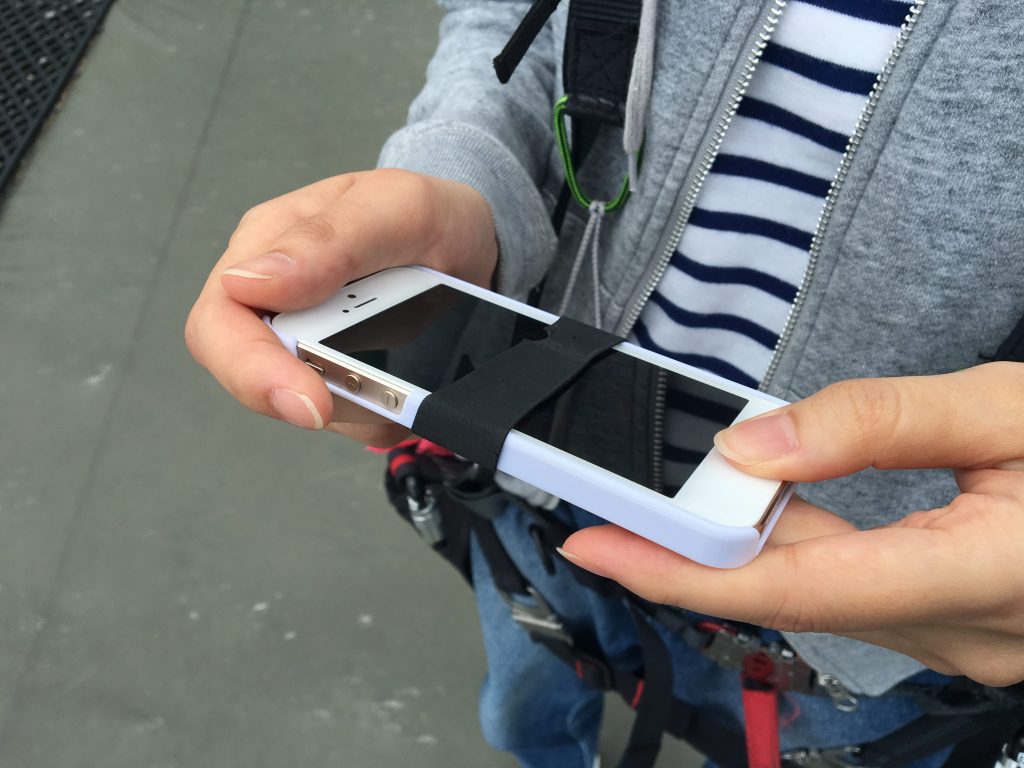 写真を撮るためのスマホ用にゴムバンドが用意されている