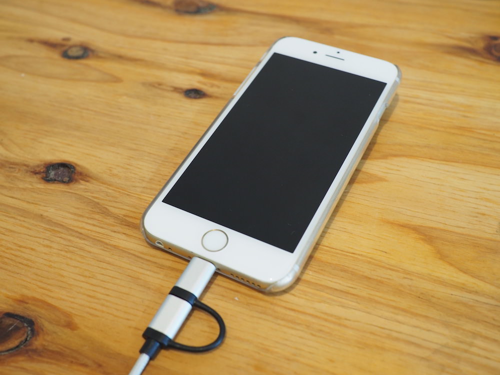 iPhoneを充電中のLightningケーブル