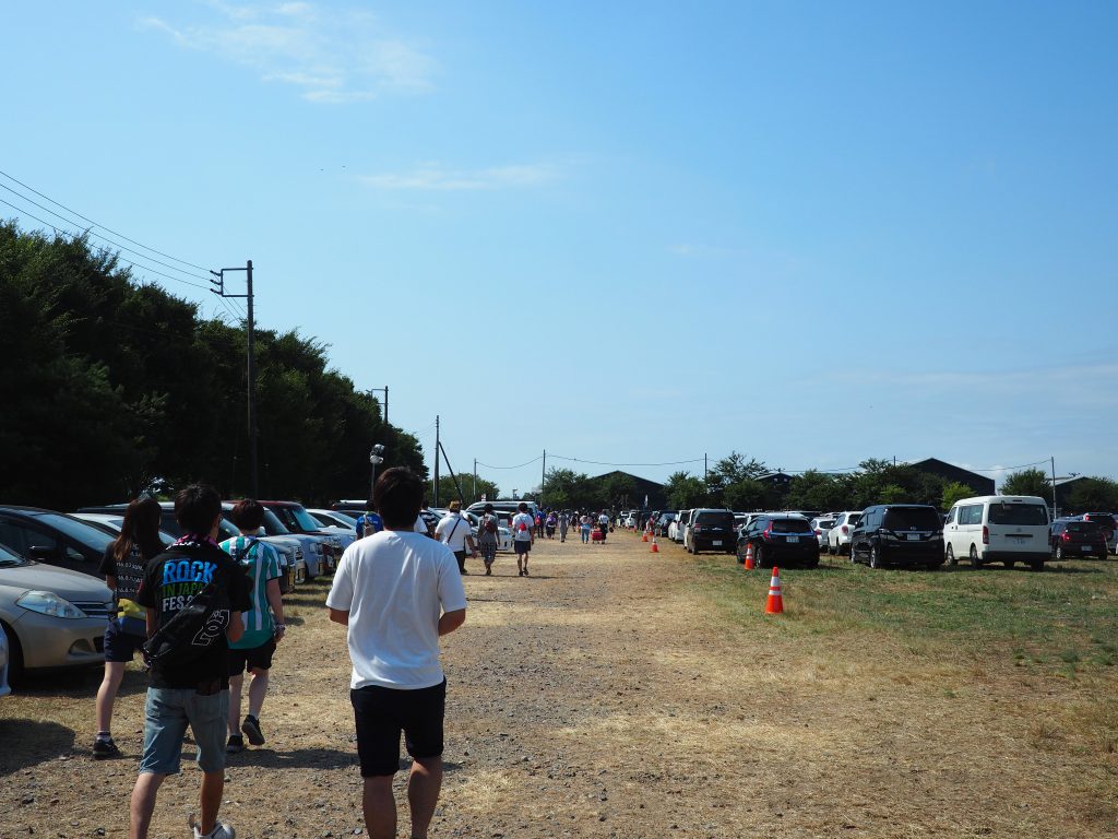駐車場から会場までの道