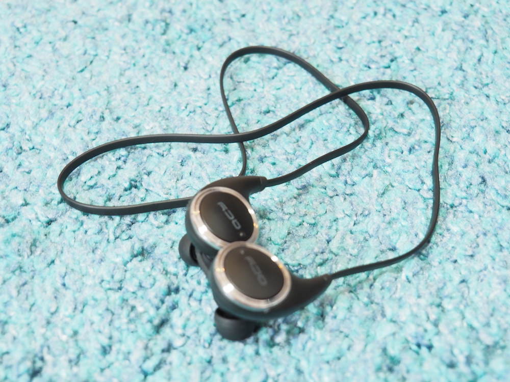 Bluetoothイヤホン「QCY QY8」の全体写真