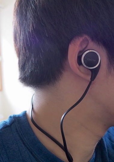 Bluetoothイヤホン「QCY QY8」を耳につけた写真