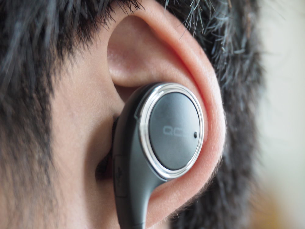 Bluetoothイヤホン「QCY QY8」を耳につけた写真