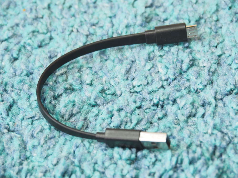 Bluetoothイヤホン「QCY QY8」の付属USBケーブル