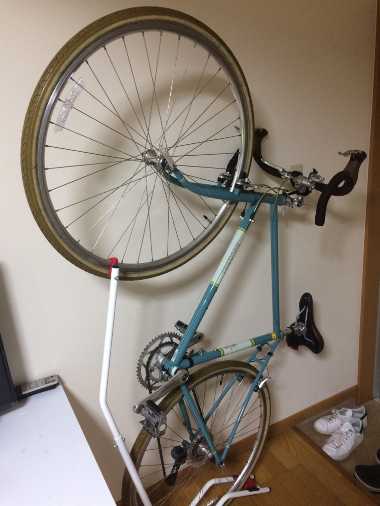 縦置きスタンド「MINOURA DS-2100 TANCHO」を買って自転車を部屋に置いたんだけど圧迫感がすごいことになった | 八木仁平公式サイト